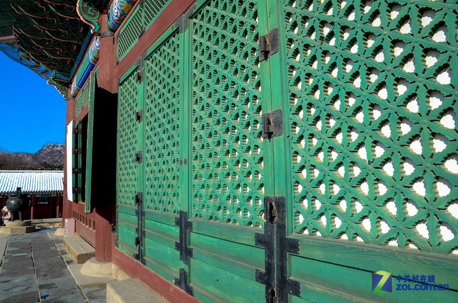 景福宫内有勤政殿、思政殿、康宁殿、交泰殿、慈庆殿、庆会楼、香远亭等殿阁。景福宫的正殿勤政殿是韩国古代最大的木结构建筑物，最雄伟壮丽，是举行正式仪式以及接受百官朝贺的大殿。（来源：中关村在线）