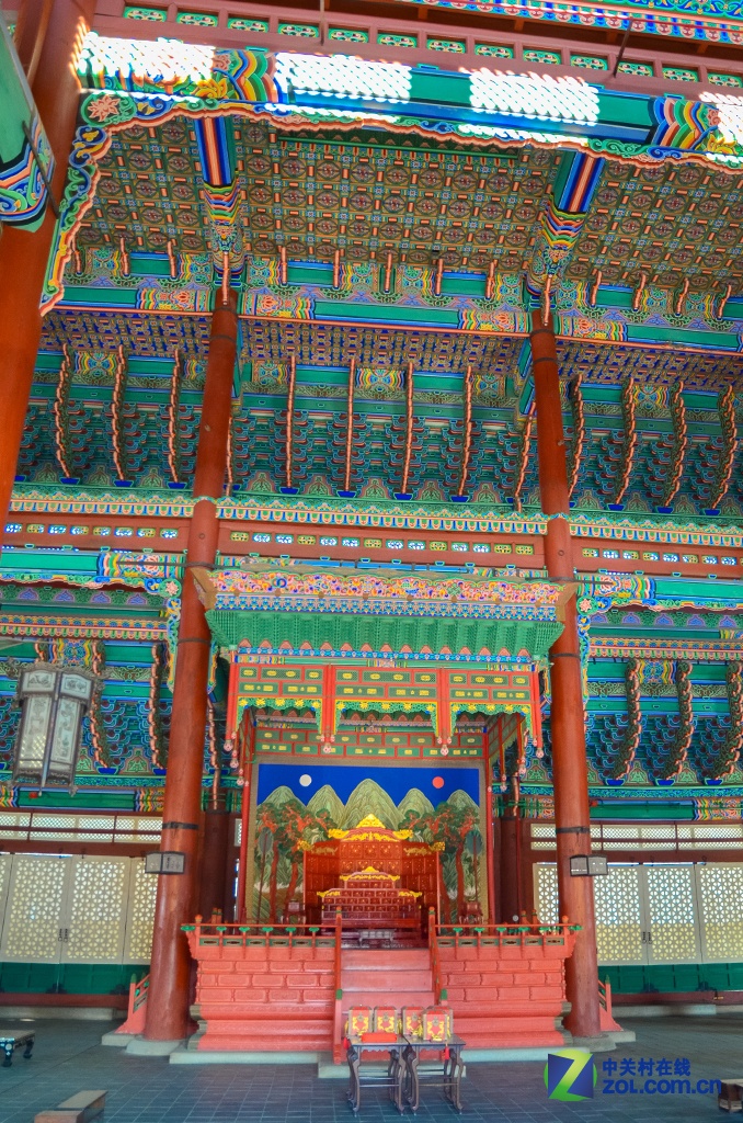 景福宫内有勤政殿、思政殿、康宁殿、交泰殿、慈庆殿、庆会楼、香远亭等殿阁。景福宫的正殿勤政殿是韩国古代最大的木结构建筑物，最雄伟壮丽，是举行正式仪式以及接受百官朝贺的大殿。（来源：中关村在线）