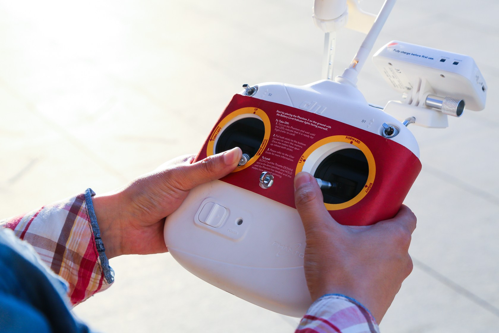 双操作杆向内侧下方推动并保持，待螺旋桨开始转动后松开操作杆。