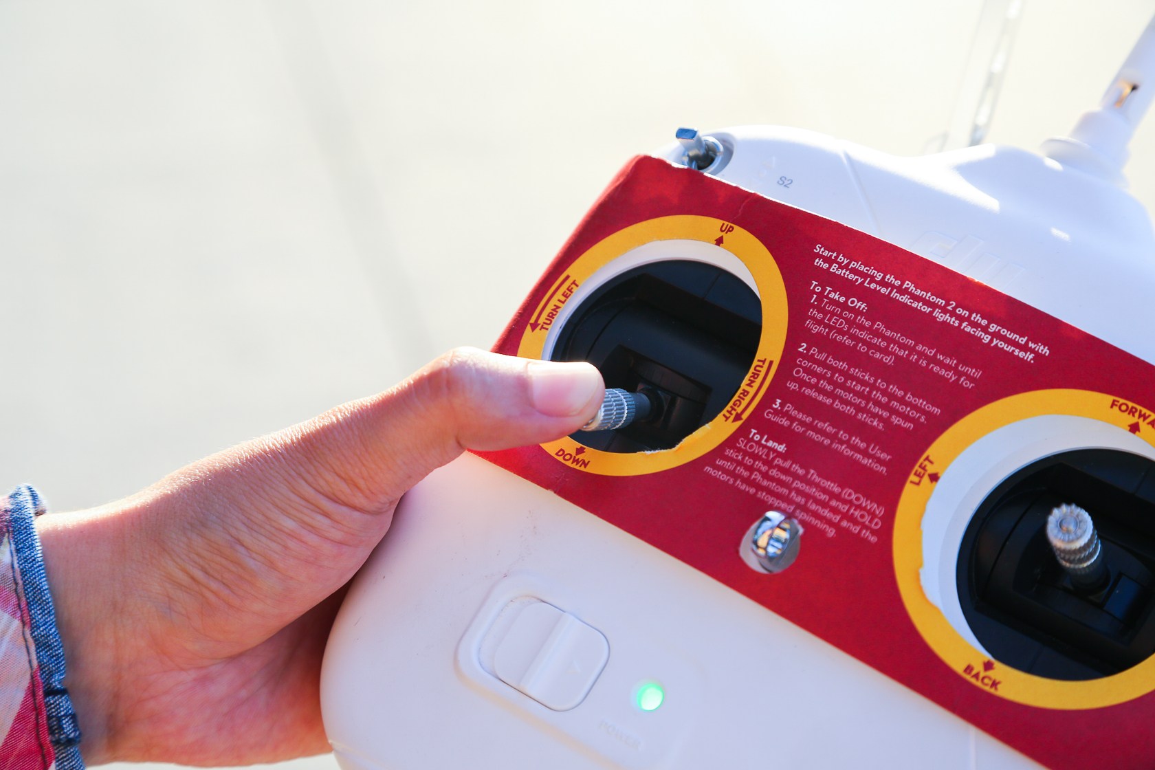 关闭电机的方式有两种：1、与打开电机操作相同，双操作杆向内侧下方推动，待螺旋桨停止转动后松开。2、降落操作杆向下保持2秒以上。