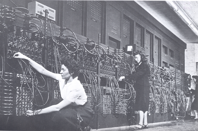 第一台电子计算机在1946年2;月14日问世了。全称是“电子数值积分和计算机”，英文名字是“Elextronic;Numerical;Integrator;And;Computer”简称ENIAC（埃尼阿克）。它是由美国宾夕法尼亚大学的莫尔学院的莫尔小组承担研制的。它由17468个电子管、6万个电阻器、1万个电容器和6千个开关组成，重达30吨，占地160平方米，耗电174千;瓦，耗资45万美元。这台计算机每秒只能运行5千次加法运算，或400次乘法，那么它究竟长什么样子呢，让我们来一睹这台古老计算机的风采。（来源：中关村在线）