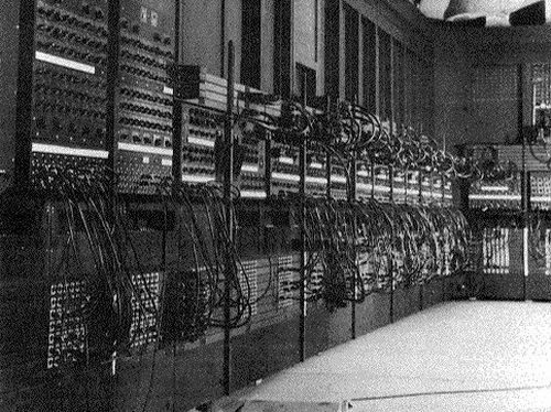 第一台电子计算机在1946年2;月14日问世了。全称是“电子数值积分和计算机”，英文名字是“Elextronic;Numerical;Integrator;And;Computer”简称ENIAC（埃尼阿克）。它是由美国宾夕法尼亚大学的莫尔学院的莫尔小组承担研制的。它由17468个电子管、6万个电阻器、1万个电容器和6千个开关组成，重达30吨，占地160平方米，耗电174千;瓦，耗资45万美元。这台计算机每秒只能运行5千次加法运算，或400次乘法，那么它究竟长什么样子呢，让我们来一睹这台古老计算机的风采。（来源：中关村在线）