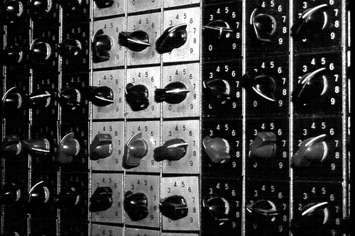 第一台电子计算机在1946年2;月14日问世了。全称是“电子数值积分和计算机”，英文名字是“Elextronic;Numerical;Integrator;And;Computer”简称ENIAC（埃尼阿克）。它是由美国宾夕法尼亚大学的莫尔学院的莫尔小组承担研制的。它由17468个电子管、6万个电阻器、1万个电容器和6千个开关组成，重达30吨，占地160平方米，耗电174千;瓦，耗资45万美元。这台计算机每秒只能运行5千次加法运算，或400次乘法，那么它究竟长什么样子呢，让我们来一睹这台古老计算机的风采。（来源：中关村在线）