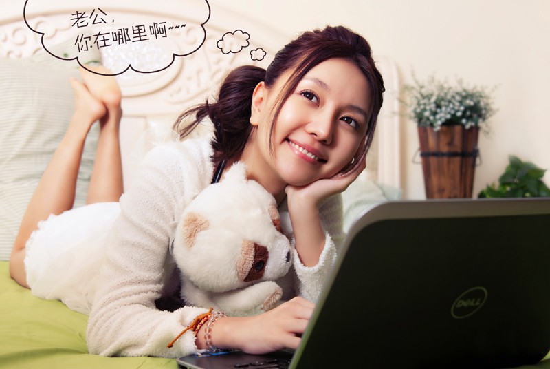 谁说数码产品是男人的最爱，美女+笔记本所带来的绝佳视觉组合相信也令不少宅男屌丝们心动不已。编辑特意为大家准备了美女福利图赏。好了，不要爱惜自己的鼠标，猛烈的右键吧！（来源：中关村在线）