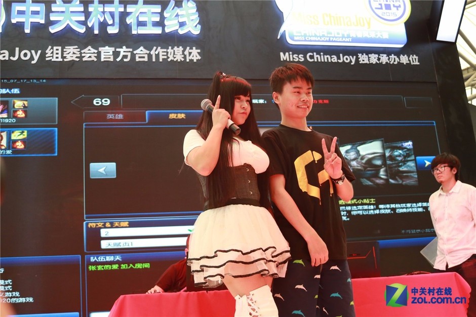 宅男福利来啦，ZOL展台惊现一大波妹子，不对，是一个大波妹子。手执话筒作为主持人的她可是吸引了不少玩家的注意啊。（来源：中关村在线）