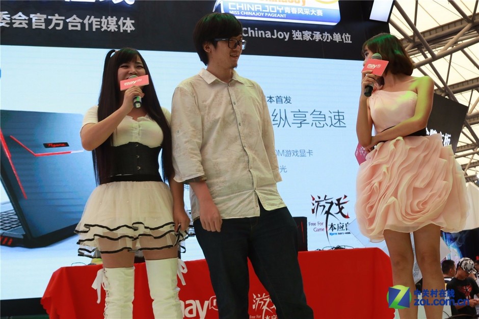 宅男福利来啦，ZOL展台惊现一大波妹子，不对，是一个大波妹子。手执话筒作为主持人的她可是吸引了不少玩家的注意啊。（来源：中关村在线）