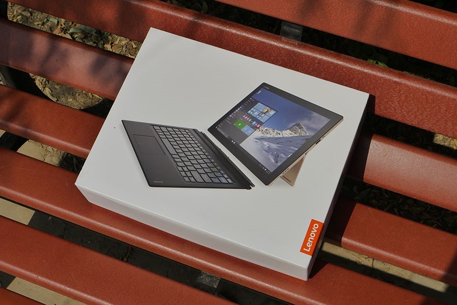 近期，联想MIIX 4全新登场不仅升级intel第六代Skylake处理器，而且价格也十分厚道，起售价仅2999元，是目前二合一中最具性价比的机型。（来源：网易数码）