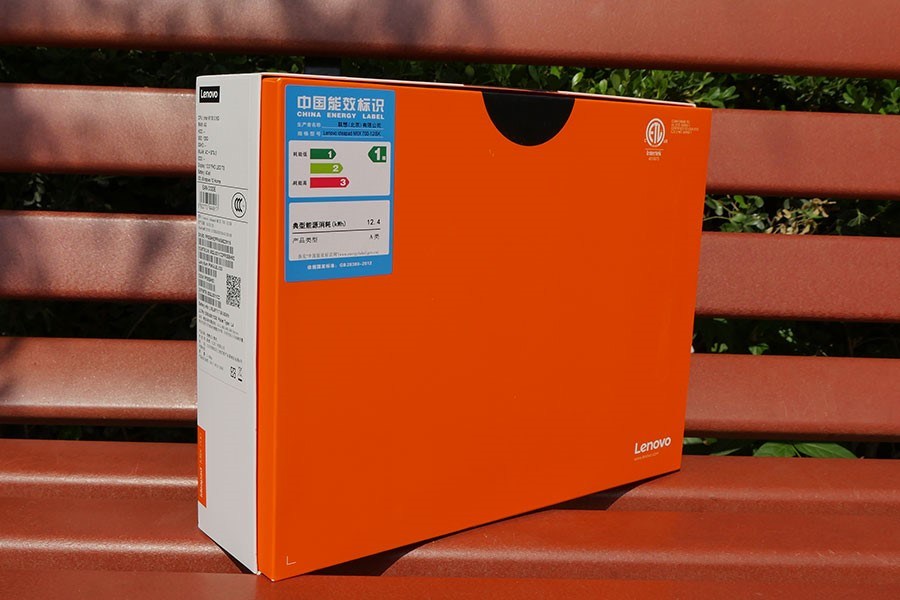 联想MIIX 4的包装盒依旧是联想经典的白色和橙色搭配设计，整个包装盒显得比较硕大，因为里面包含了磁吸式键盘和电磁触控笔等全部配件。（来源：网易数码）