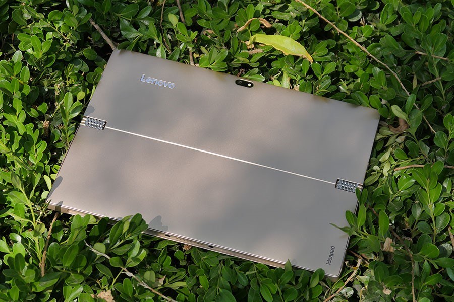 联想MIIX 4依旧采用了一块12英寸显示屏，表面覆盖了康宁大猩猩第三代保护玻璃，可有效提升防划效果。机身背面依旧采用金色一体成型金属设计，同时联想更是将YOGA 4 Pro中的表链式转轴延续到MIIX 4中。（来源：网易数码）