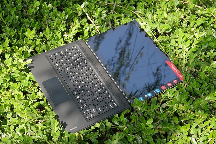 与此同时，全新MIIX 4的磁吸式键盘也进行了升级，磁吸式键盘的材质和手感变得更加出色，磁吸力度高达2.8kg，远远超过机身750g的裸机重量，因为日常使用时即便单手握持键盘底座也不用担心平板部分脱离的情况。（来源：网易数码）