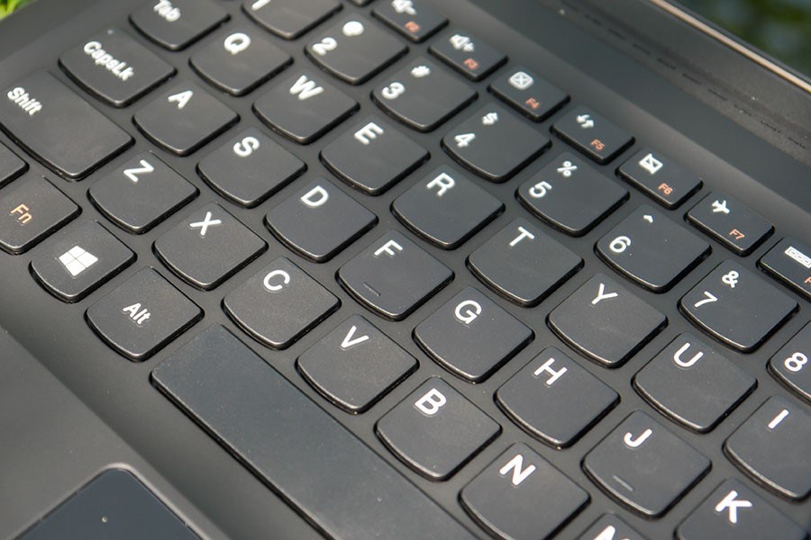 键盘键帽表面采用了为磨砂处理，键程为1.2mm回馈明显。（来源：网易数码）