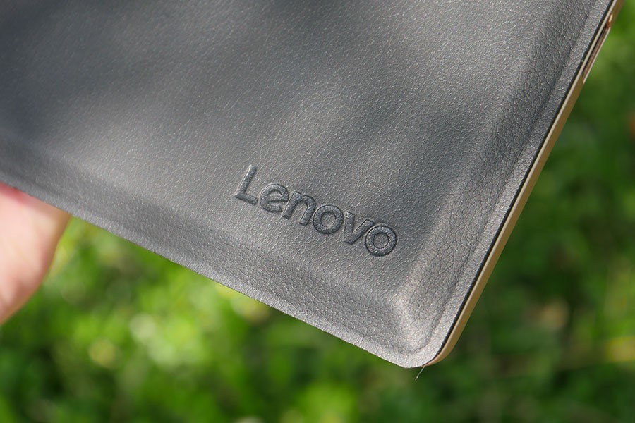 键盘外壳的材质为类皮革，而且表面的纹路非常细腻，右下角还有“Lenovo”标识，提升了整机的辨识性。（来源：网易数码）