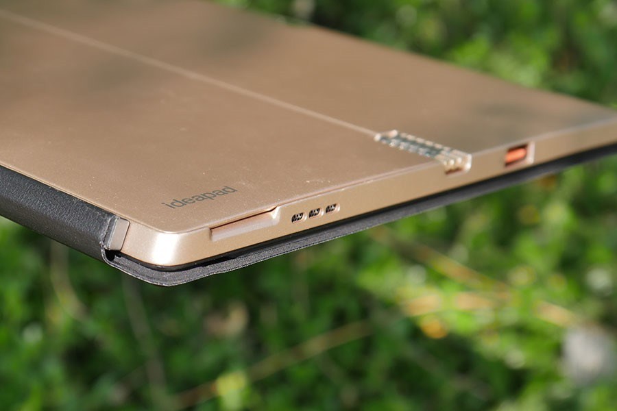 作为二合一产品，联想MIIX 4的机身设计也十分轻薄，裸机厚度仅为9mm，跟一个铅笔厚宽度差不多，加上键盘后依旧显得足够轻薄，单手握持也非常轻松。（来源：网易数码）