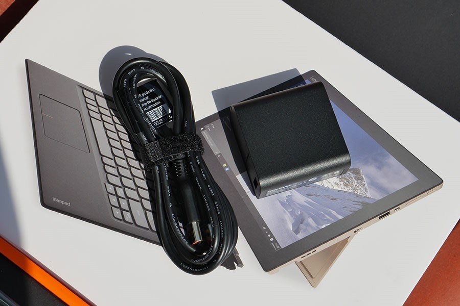 电源适配器也设计的非常小巧。（来源：网易数码）