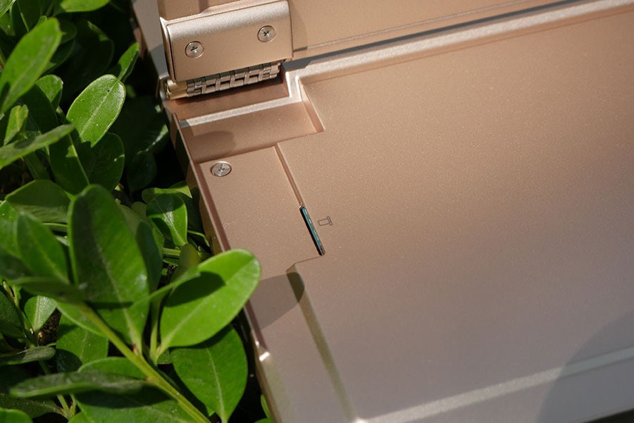 在机身背面的转轴盖板下方，还隐藏有一个Micro SD卡插槽。（来源：网易数码）