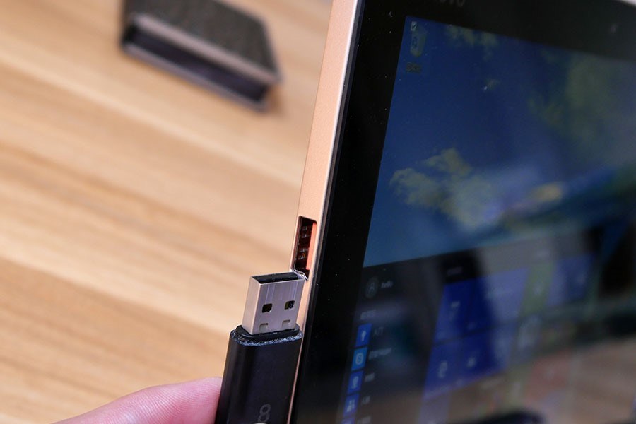 在笔记本电脑中，机身设计越发轻薄化，为了解决机身轻薄带来的接口数量的问题，联想独具创新的推出了兼容USB的充电接口。这种接口的优势是，不仅可以用来充电而且还是一个USB 2.0接口，可连接U盘、鼠标等USB外设，一个接口多种作用。（来源：网易数码）