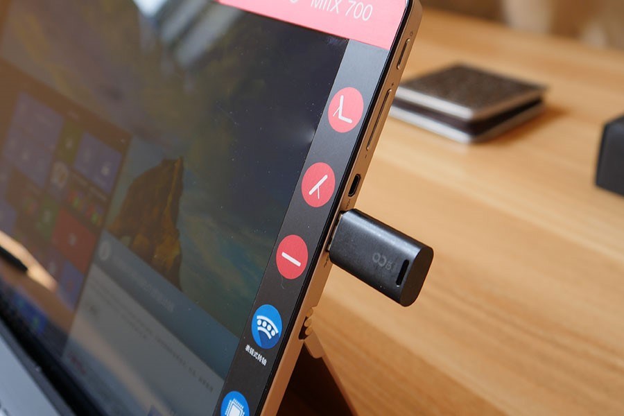 联想MIIX 4机身右侧还拥有一个标准的USB 3.0接口，可连接移动硬盘等设备进行高速数据传输。上方还拥有一个micro HDMI接口，用于连接投影仪、显示器等输出设备，再上方则是音量按键、电源按键。（来源：网易数码）