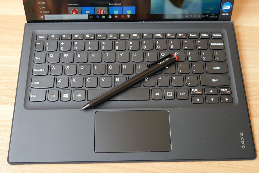 作为一款二合一设备，电磁笔也是必不可少的，MIIX 4机身标配了2048级高精度压感的电磁笔，可流畅自如的进行绘画书写，并支持Word、OneNote等常用办公软件，对于喜欢手写的朋友来讲同样可以轻松的进行办公。（来源：网易数码）