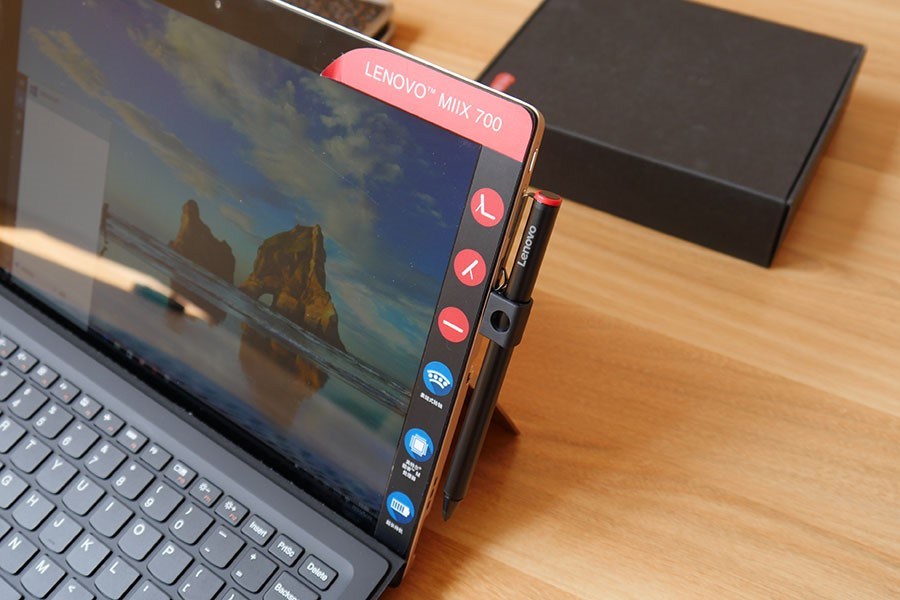 联想还在包装箱内提供了一个USB位的电磁笔放置器，将它插入机身的USB孔位置，这样就不用担心外出时忘记带电磁笔的烦恼啦。（来源：网易数码）