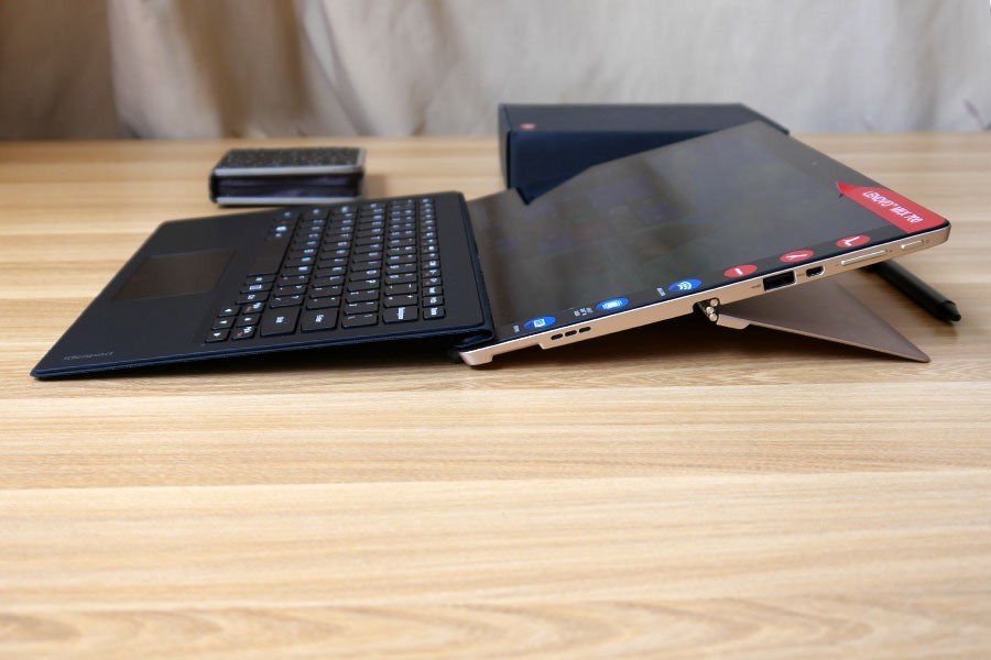 联想MIIX 4的表链式转轴最大可调节约为150度左右。（来源：网易数码）