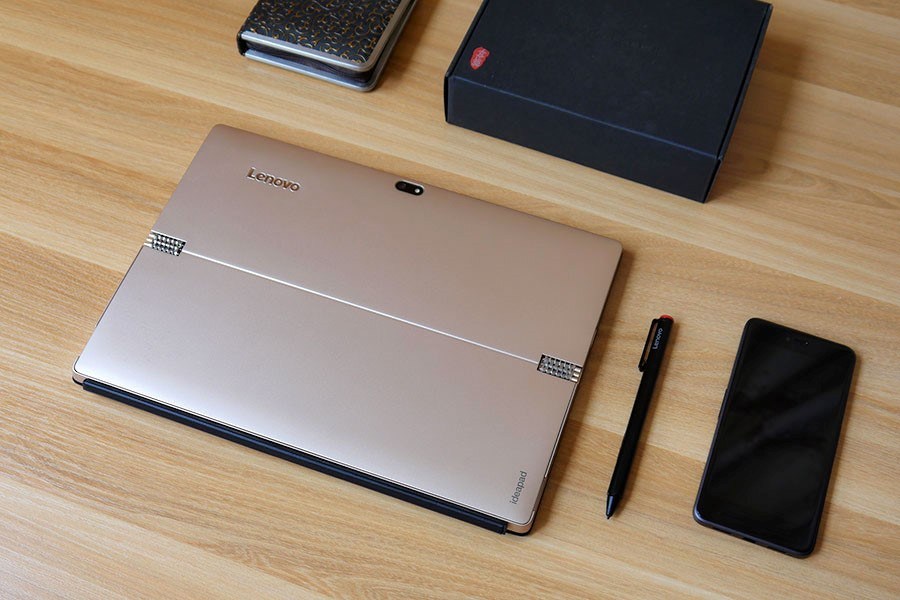 对于价格方面，2999元的起售价更是让该机有着十足的性价比，现阶段二合一设备的售价多数保持在5000元以上，不知道这款产品你心动了没？（来源：网易数码）