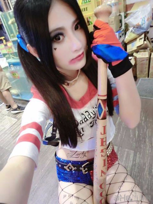 有些人可以靠脸蛋吃饭，但偏要靠实力，来自宝岛台湾的长腿美女主播艾瑞斯就是这样一枚多才多艺的姑娘，她是台湾的知名模特她具有多重身份现在还是一名女主播.她深受到宅男们的喜爱,不仅有一双超长的腿,还常常“深藏不露”,下面就跟随笔者一起来欣赏下她的私照吧！（来源：中关村在线）