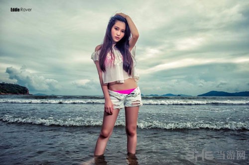 有些人可以靠脸蛋吃饭，但偏要靠实力，来自宝岛台湾的长腿美女主播艾瑞斯就是这样一枚多才多艺的姑娘，她是台湾的知名模特她具有多重身份现在还是一名女主播.她深受到宅男们的喜爱,不仅有一双超长的腿,还常常“深藏不露”,下面就跟随笔者一起来欣赏下她的私照吧！（来源：中关村在线）