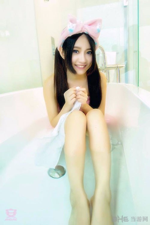 有些人可以靠脸蛋吃饭，但偏要靠实力，来自宝岛台湾的长腿美女主播艾瑞斯就是这样一枚多才多艺的姑娘，她是台湾的知名模特她具有多重身份现在还是一名女主播.她深受到宅男们的喜爱,不仅有一双超长的腿,还常常“深藏不露”,下面就跟随笔者一起来欣赏下她的私照吧！（来源：中关村在线）