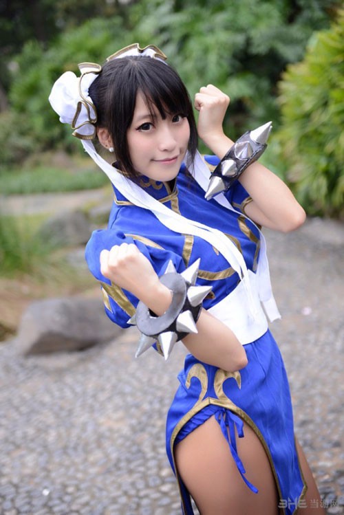街头霸王系列的春丽妹子一直以开衩旗袍吸引粉丝无数，然而街霸5里春丽那肌肉结实的大腿又吓退了无数宅男。今天，笔者带来的是国内知名COSER TRN-小太阳PQ的萌妹子春丽，一起来欣赏一下吧。（来源：中关村在线）