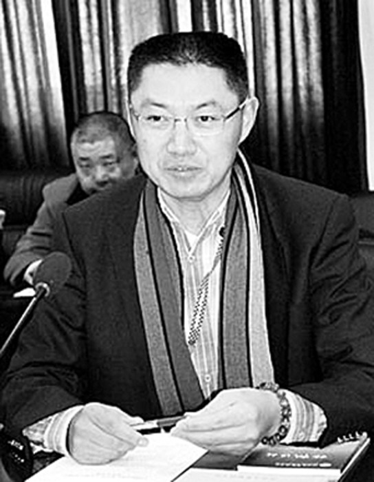 李华“落马”的导火索，与2009年底张春江案发牵出的张锐有关。　1998年，张锐经张春江介绍认识了李华。那一年，正值张春江升任信息产业部电信管理局局长。2011年7月23日，张春江因受贿746万余元被判处死缓，其中来自张锐的贿款达近200余万元，主要为房产和车款。