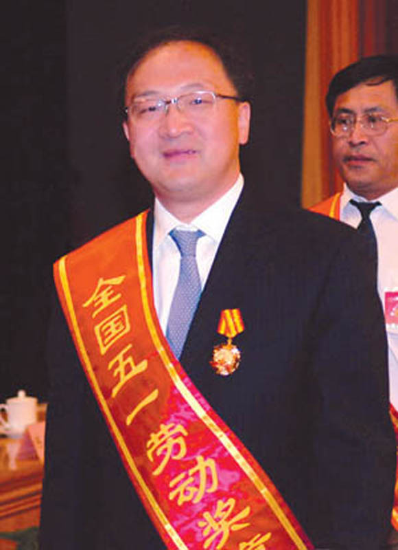 2010年初，施万中因涉嫌收受西门子公司贿赂被调查，这个电信业内的“明星”就此陨落。作为电信业的元老，51岁的施万中正值其事业如日中天之时。