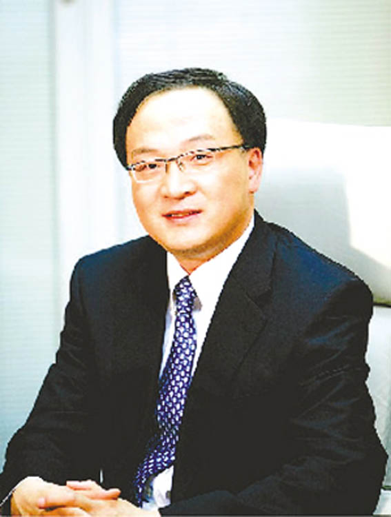 施万中出生于1960年，1982年获南京邮电学院工程学士学位。早年一直在江苏工作，历任江苏省移动通信局副局长，江苏移动党组成员、纪检组长兼工会主席。在短期出任中移动总部网络部部长后，2002年调任中移动集团安徽有限公司董事长兼总经理。