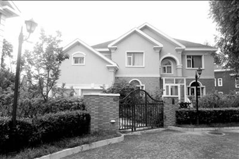 梳理张春江案，其大学同学宋世存、多年好友张锐及其妻，是司法机关认定的行贿人。三人与张结为利益同盟，通过朋友“关系”，寻租致富。宋世存送给张春江的丽水佳园小区A20别墅外景。欧阳晓菲 摄