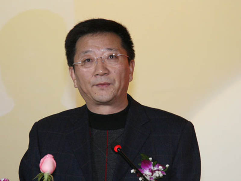 苏金生毕业于名校，基层工作经验丰富，博士研究生学历，曾获得西安交通大学工程学硕士和挪威管理学院管理学硕士学位，历任西安市电信局副局长，邮电部移动通信局副局长、局长，1997年2月任中国邮电电信总局副局长兼移动通信局局长。 