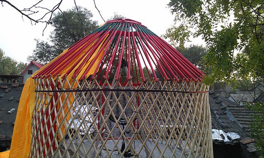 图为女孩搭建的蒙古包。