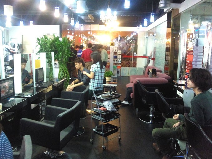 2010年估算，在东莞大概有10多万的小姐数量，而这些小姐置妆直接养活了包括首饰销售、专门化“小姐妆”的摊位、运送失足妇女的自行车夫、保护色情产业场所的黑性质打手、专事运送顾客的小汽车、夜宵美食摊主等在内的数万人。很多从业者都表示，这是比做工厂更好赚钱的生计。