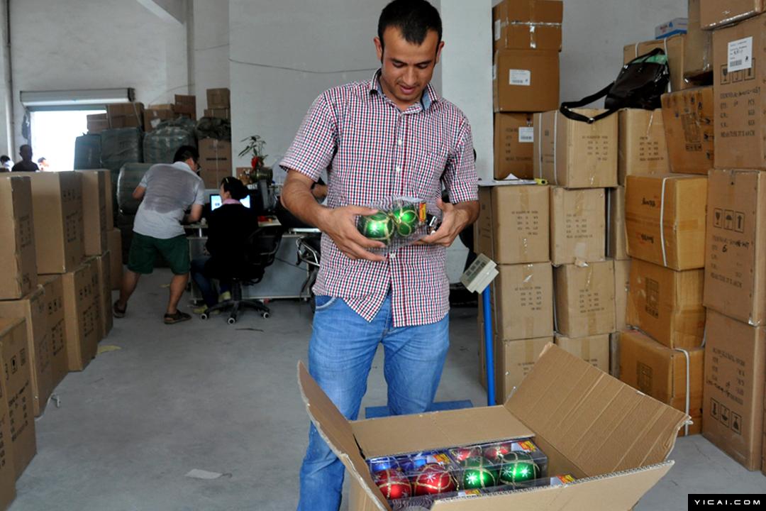 美国客户打电话催义乌发货万圣节玩具