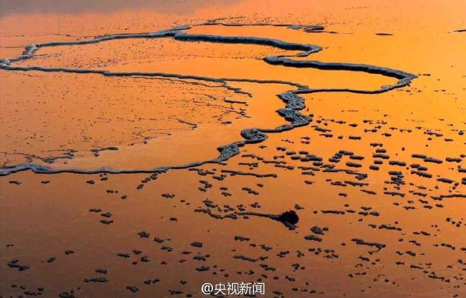 据了解，”硝凇”来源于大量芒硝结晶体。（来源：央视）