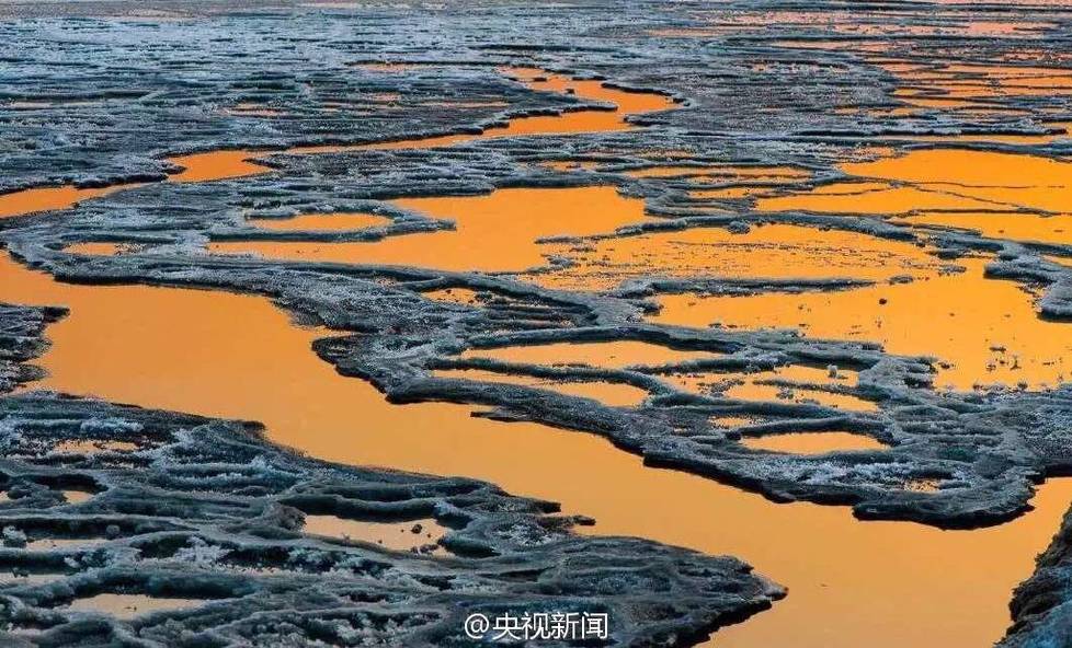 当温度下降到一定程度，盐湖水中的硫酸钠结晶而出，就形成了“硝凇”。（来源：央视）