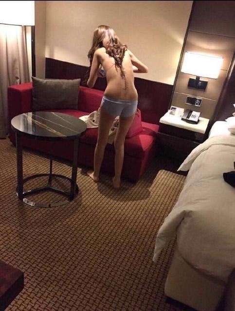 疑妻子马蓉”被抓”照曝光（来源：网易娱乐）