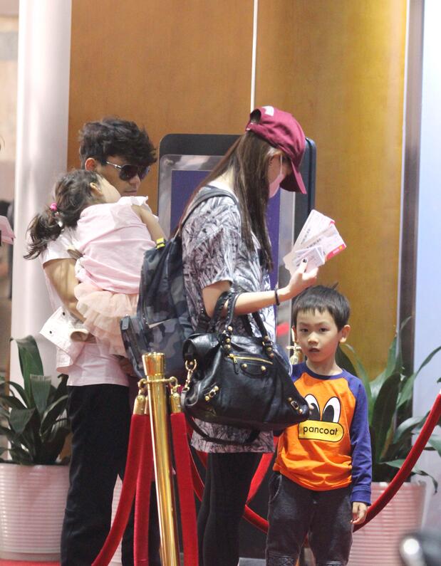 王宝强一家（资料图）（来源：网易娱乐）