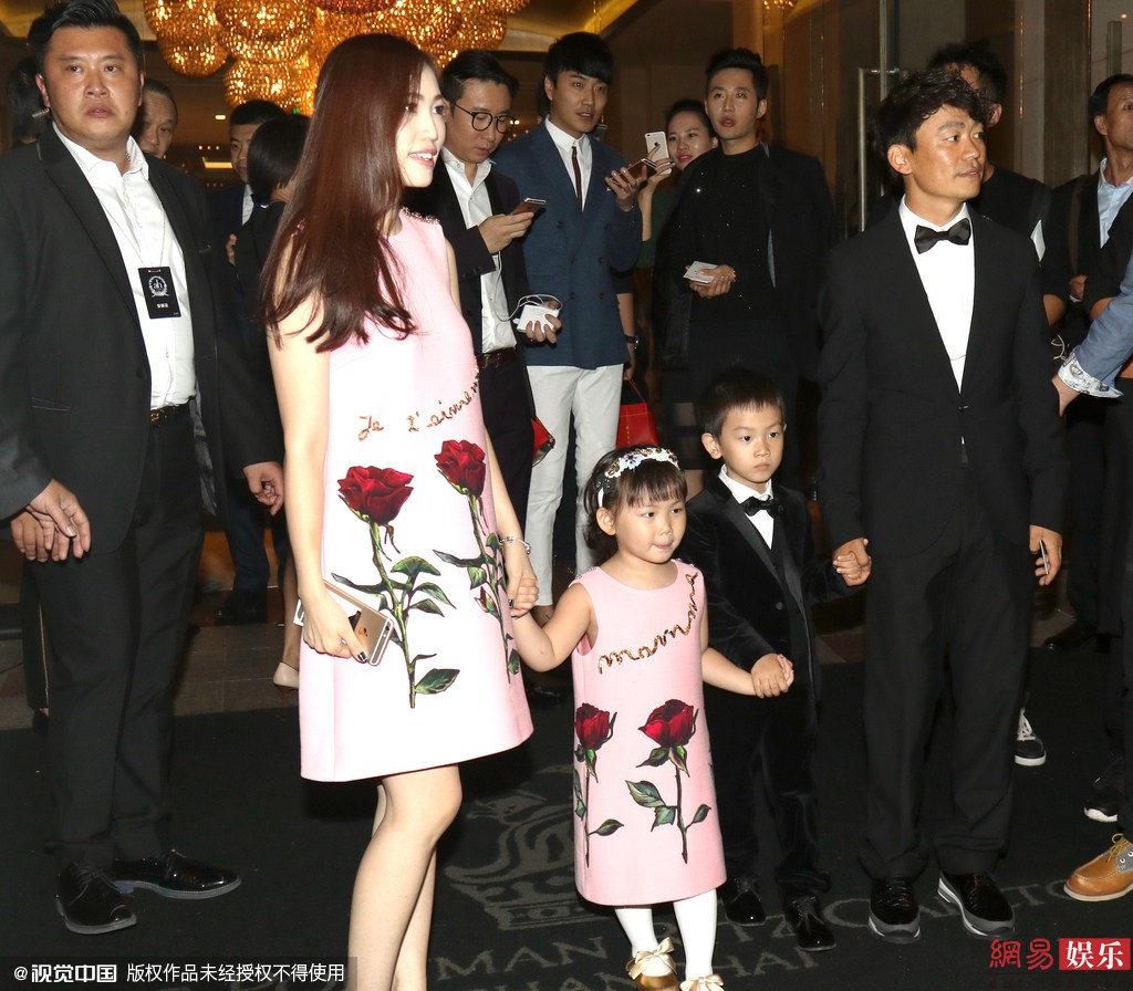 王宝强一家（资料图）（来源：网易娱乐）