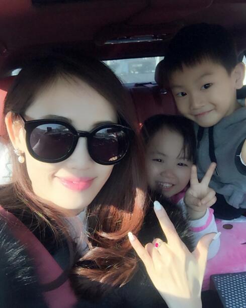 马蓉和儿子女儿（资料图）（来源：网易娱乐）