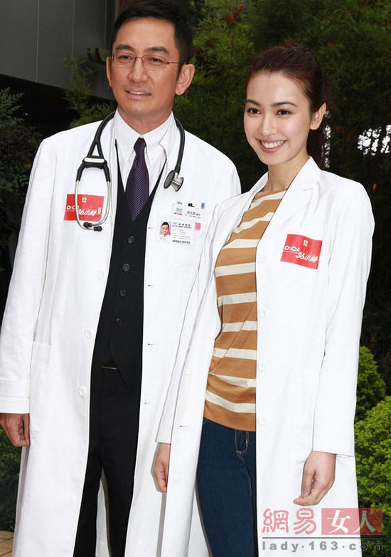 “大叔的淡定淡然，对女人很吸引”《On Call 36小时》成就了一班芳华正茂的实习医生，杨怡、马国明、罗仲谦等均在去年大火，续集加入老牌医生专业户——— 吴启华，更是锦上添花。49岁的老型男配24岁初出茅庐的嫩小花，两人年龄相差达24岁，不论是外貌气质搭不搭，还是演技差距如何拉近，都相当考验久违荧屏的吴启华。