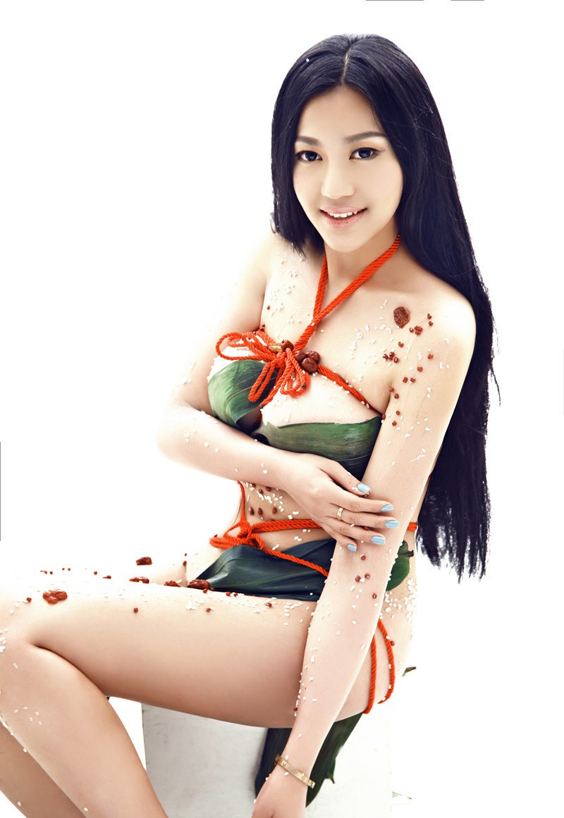 内地“第一G奶女神”嫩模歌手苏梓玲在端午节来临之际拍摄大尺度照片，完全全裸出镜，与“粽子元素”暧昧纠缠不惜红绳缠身，重口味被批三俗。