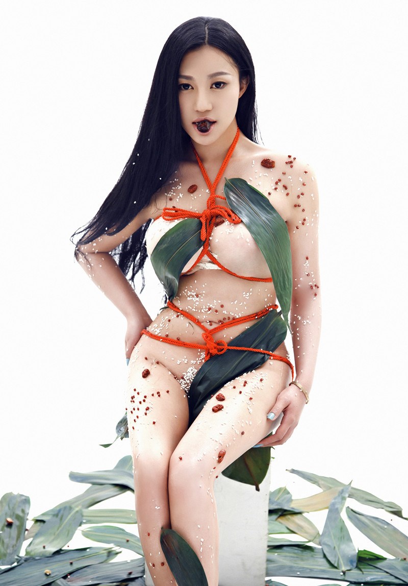 内地“第一G奶女神”嫩模歌手苏梓玲在端午节来临之际拍摄大尺度照片，完全全裸出镜，与“粽子元素”暧昧纠缠不惜红绳缠身，重口味被批三俗。