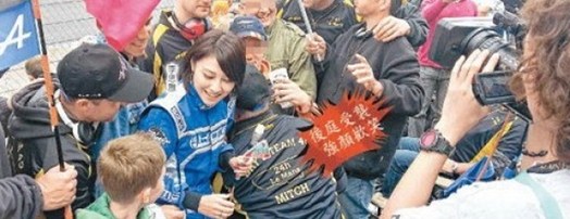 港姐出身的无线艺员李思雅早前到法国采访赛车惨遇咸猪手，于赛车场内拍摄镜头的时候，有多位外籍男士围着她，当时有位男士突然挨在她身上，之后李思雅更感到有人摸她背部，接着又感觉到有多只手摸她屁股。李思雅忆述当时被揩油的情况的时候表示：“因为我不想NG，所以硬头皮没有出声，都挺难受的”