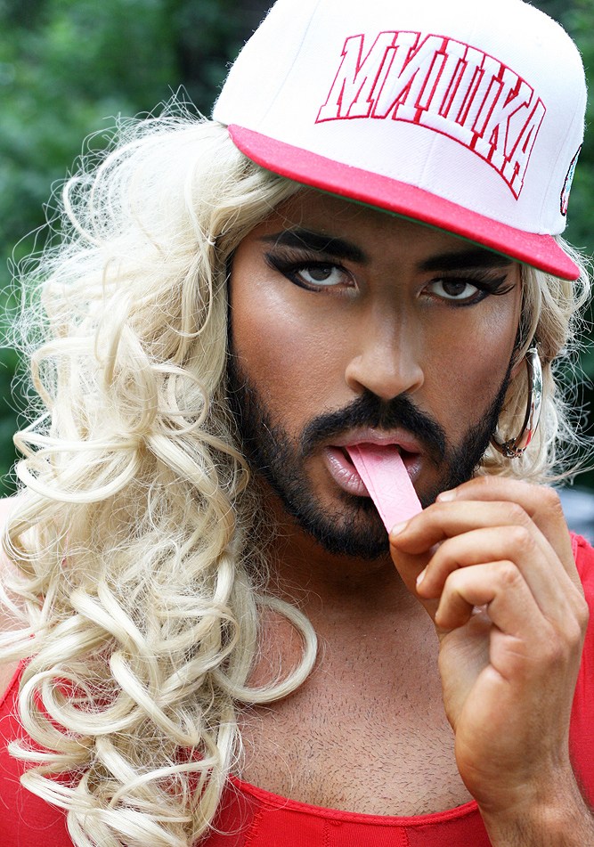 俄男模疯狂模仿麻辣鸡 变粉红金刚雷翻众人