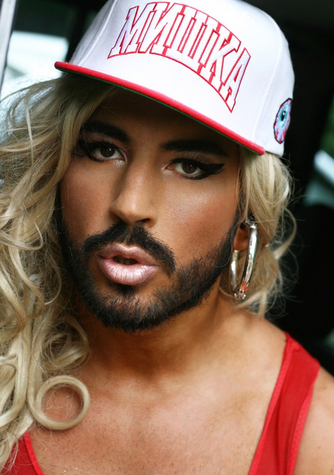 俄男模疯狂模仿麻辣鸡 变粉红金刚雷翻众人