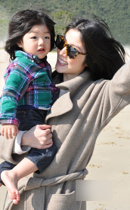 陈慧琳，父亲陈崇伟拥有香港多家珠宝店。